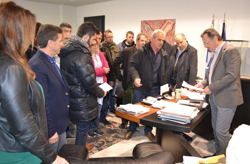 Αντιπροσωπεία των κοινωνικών και παραγωγικών φορέων επέδωσε ψηφίσματα διαμαρτυρίας στον Αντιπεριφερειάρχη Πέλλας